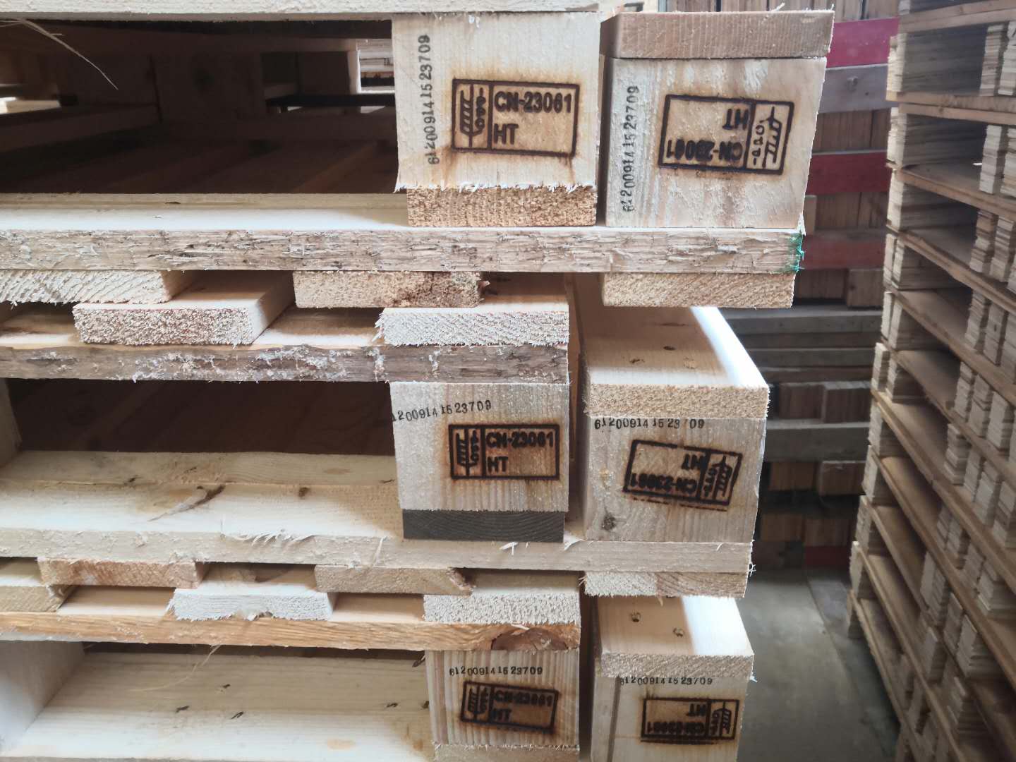 實木熏蒸托盤和歐標托盤有啥區(qū)別?